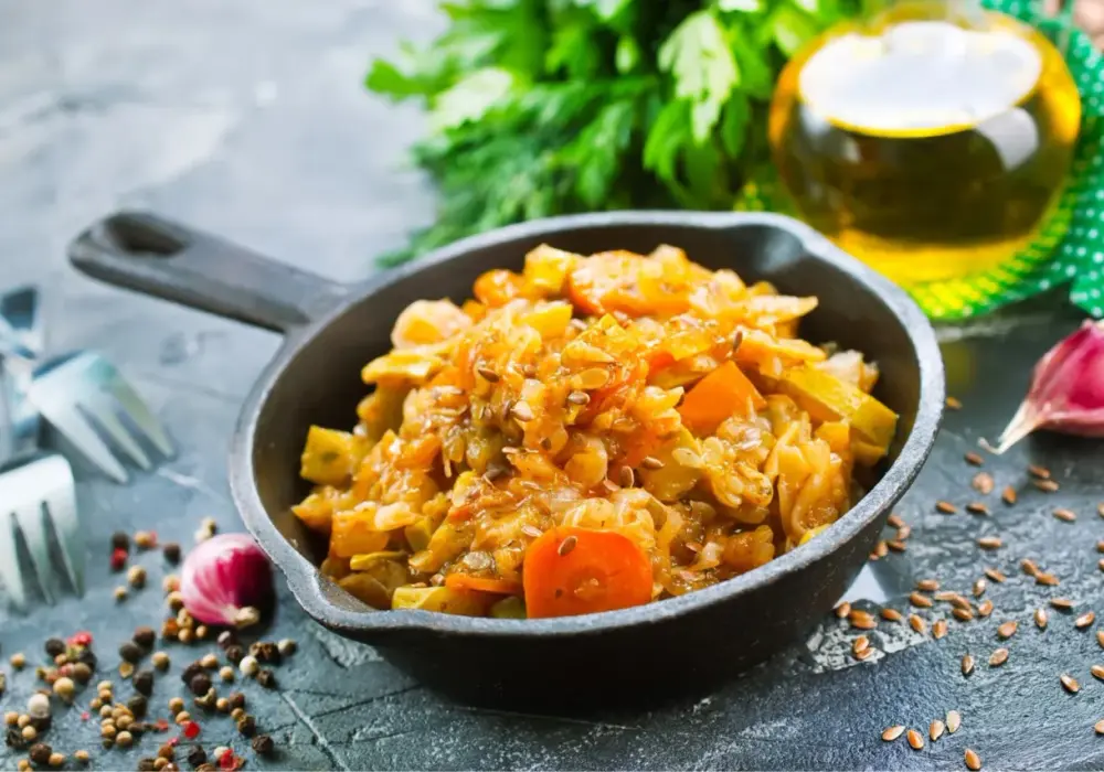 Bigos z młodej kapusty z mięsem - jak zrobić idealny?