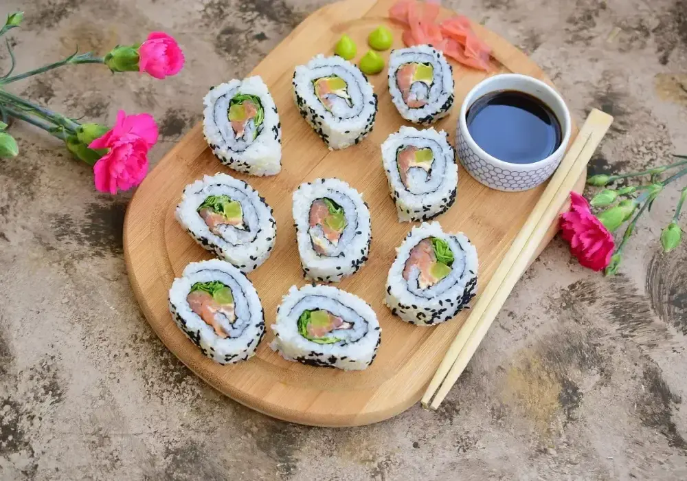 California sushi w domu - prosty przepis z krabem lub surimi