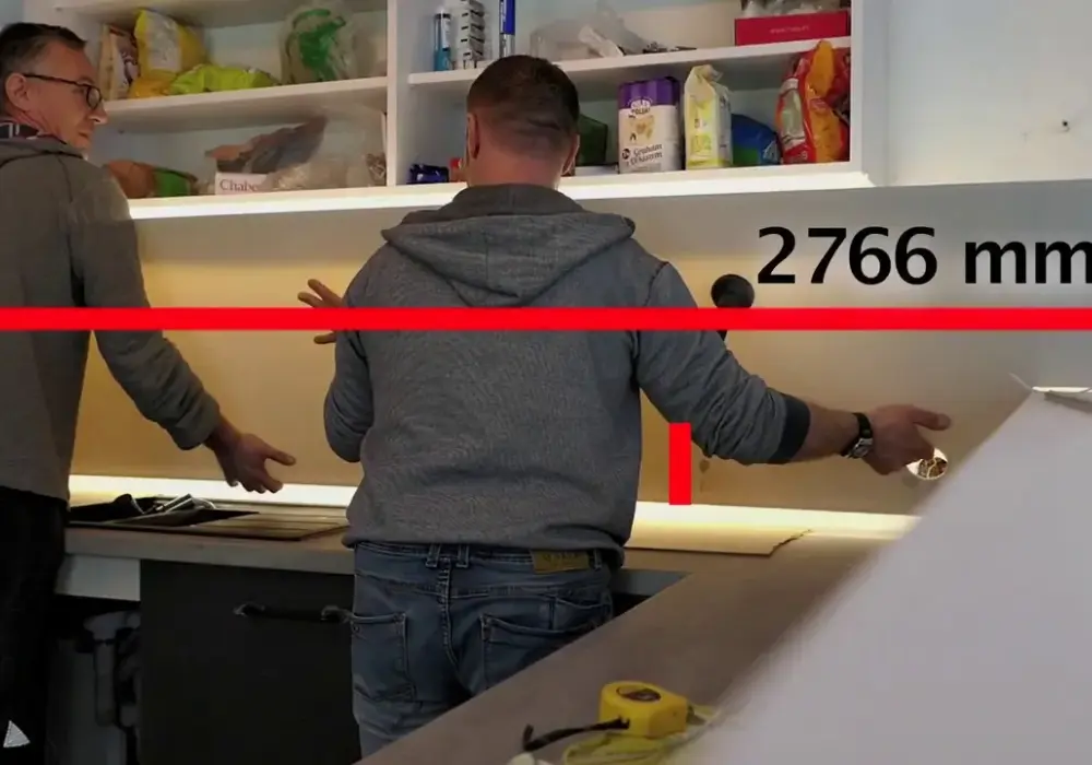 Jak zamontować panel szklany do kuchni - proste kroki i porady