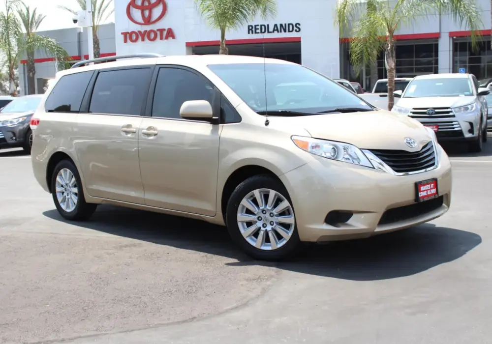 Toyota Sienna - Czy warto sprowadzić ten hybrydowy minivan z USA?