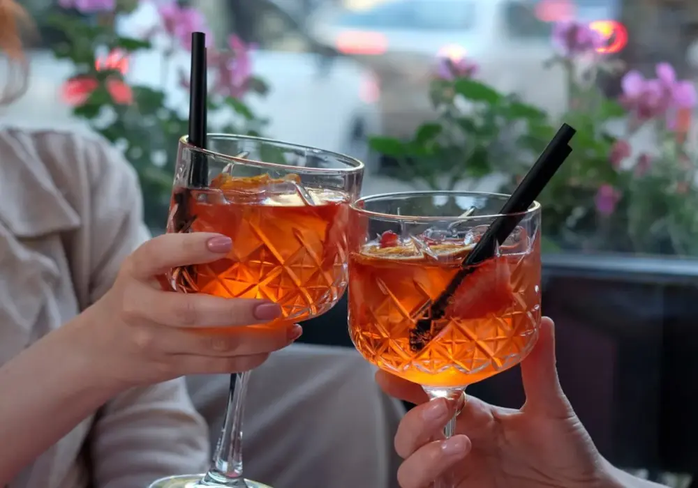 Marzysz o bezalkoholowym Aperol Spritz? Odkryj najlepsze zamienniki