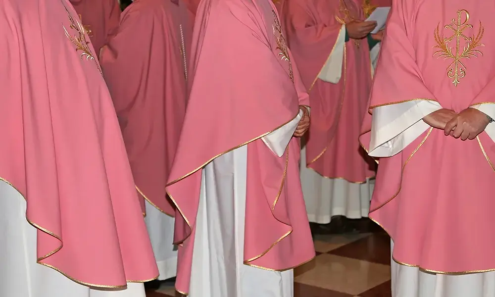 Jaki jest kolor szat liturgicznych w adwencie? Odkryj jego znaczenie