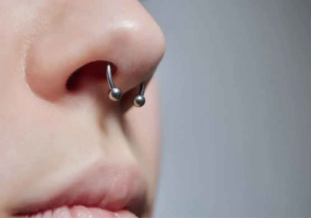 Pielęgnacja septum - Jak dbać o kolczyk w nosie?