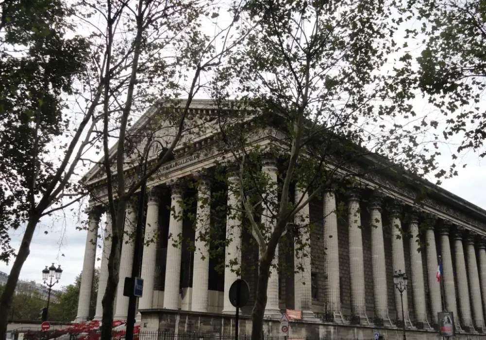 Kościół de la Madeleine: Historia, Architektura i Polskie Ślady