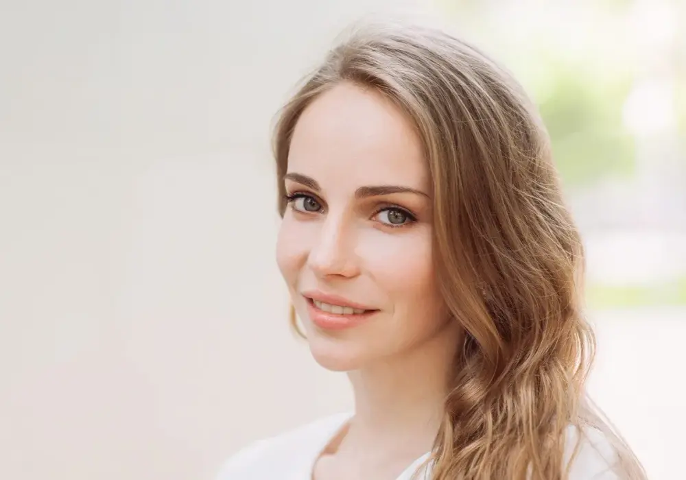 Mysi blond - komu pasuje i jak go uzyskać bez szarości