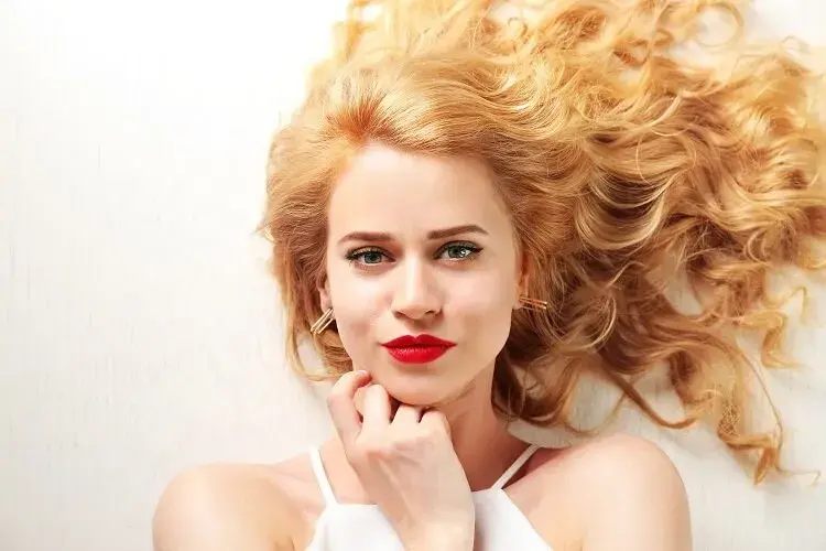 Jak uzyskać idealny blond bez żółtego odcienia: 5 skutecznych rad