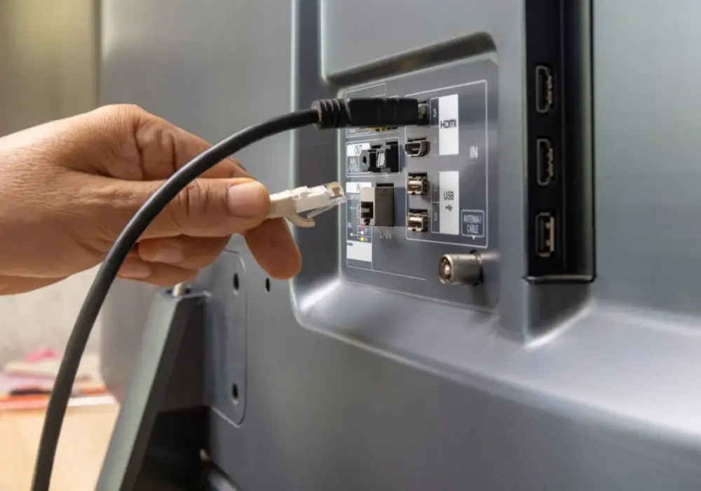 Jak podłączyć internet do telewizora Samsung - Wi-Fi czy kabel LAN?