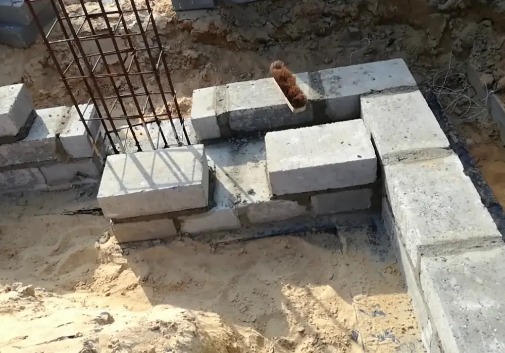 Jak prawidłowo wykonać fundament pod komin systemowy, aby uniknąć błędów