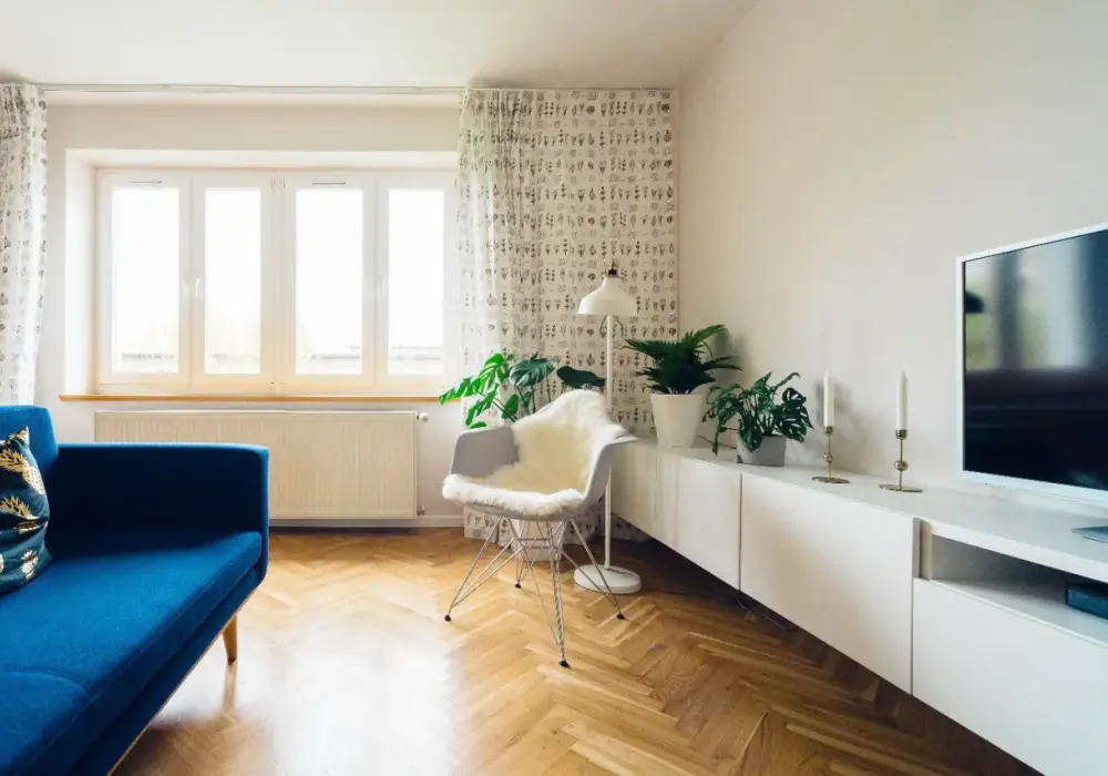 Jak urządzić salon z białymi meblami, aby uniknąć monotonii?