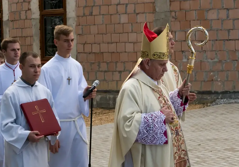 Co biskup nosi na głowie? Mitra, piuska i symbolika stroju liturgicznego
