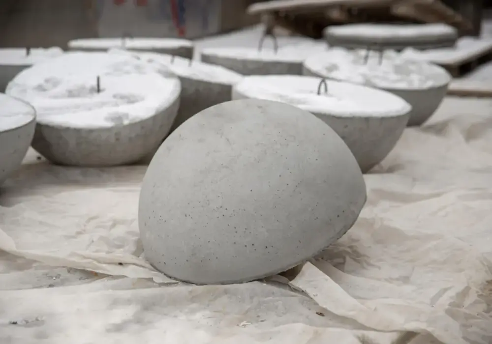 Ozdoby do ogrodu z cementu czy betonu – co wybrać dla trwałości?