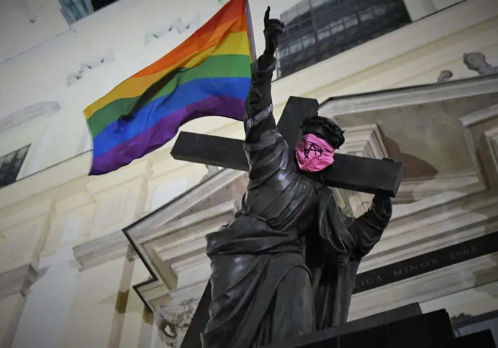 Wiara i tęcza: Zrozumieć konflikt symboli w Polsce