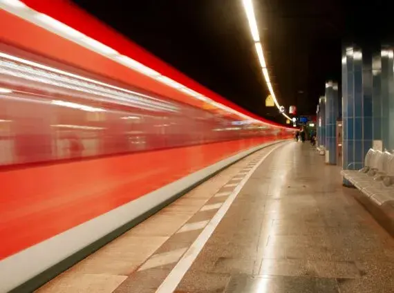 Jak się poruszać po lotnisku Monachium? Sprawdzone opcje transportu