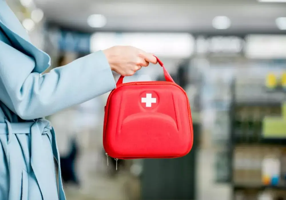 Czego nie powinno być w apteczce, aby uniknąć niebezpieczeństw?