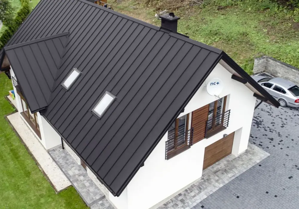 Cena blachy na dach za m2: Porównanie kosztów i rodzajów pokryć