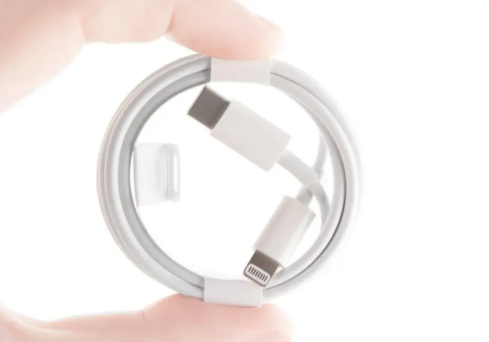 Jaką ładowarkę wybrać do iPhone 14, aby uniknąć problemów z ładowaniem?