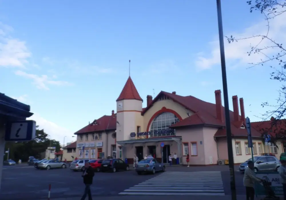 Jak dojechać do Kołobrzegu z Warszawy - najlepsze opcje podróży