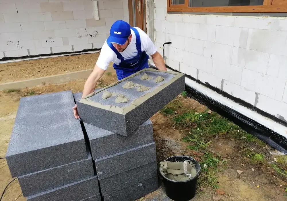Czym przykleić styropian do ściany, aby uniknąć największych błędów?