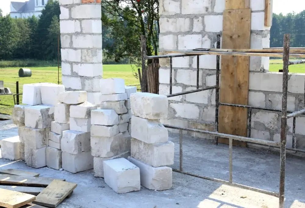 Jaki fundament pod komin wykonać prawidłowo - kompletny poradnik