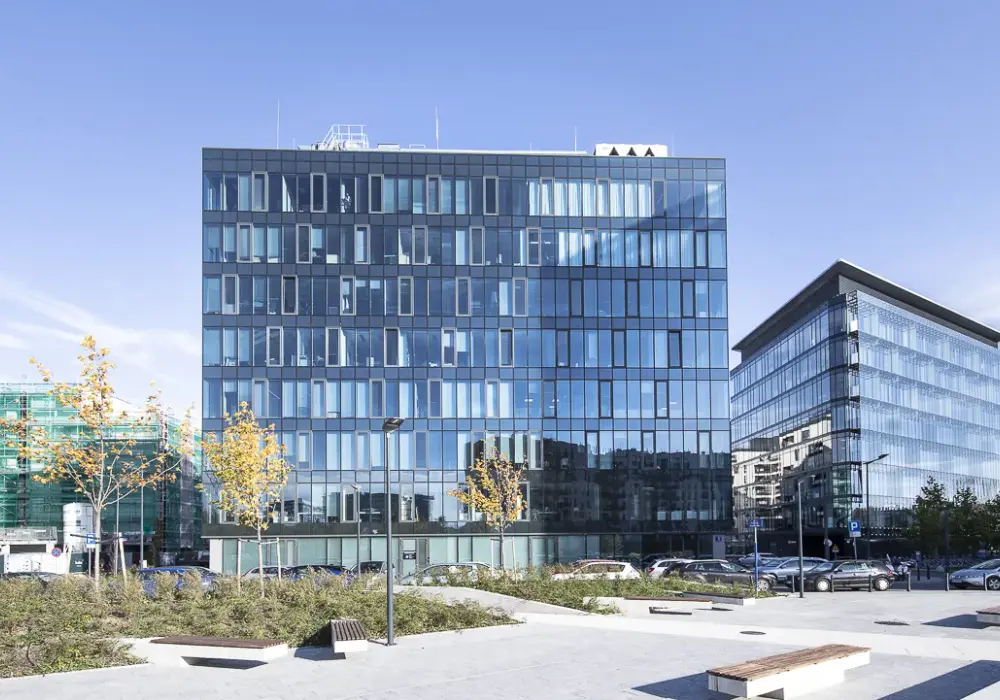 Ocean Plaza: Nowoczesny biurowiec na Placu Gugulskiego 1 w Warszawie