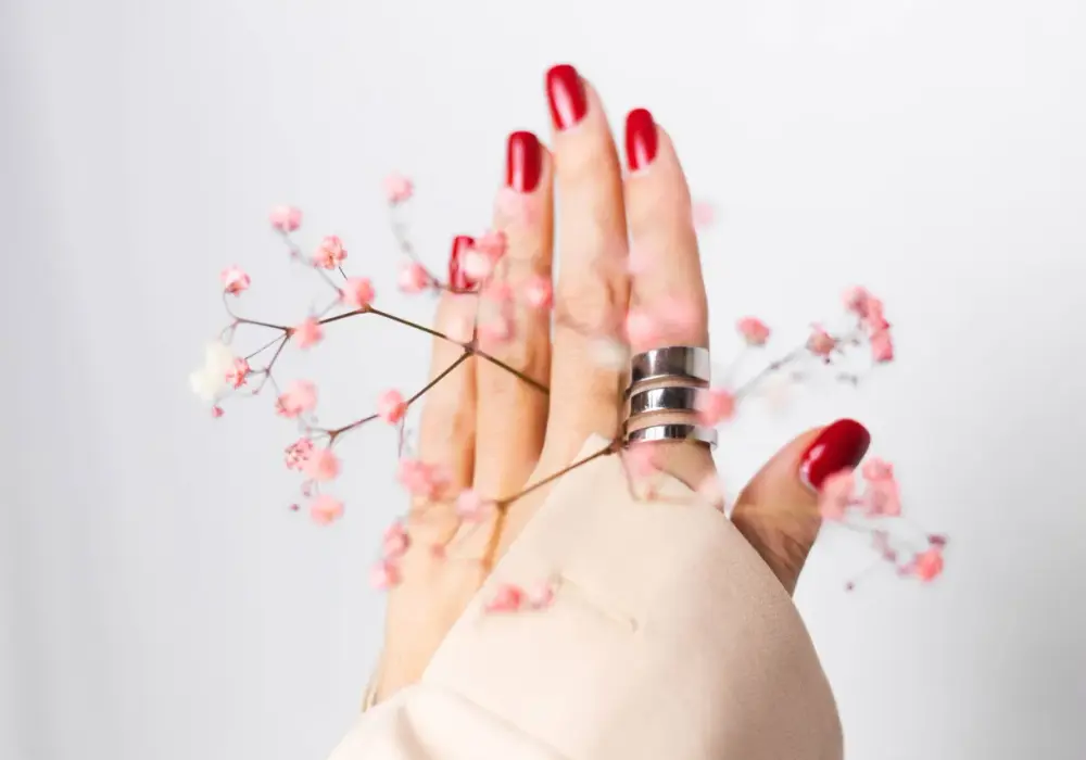 Ile trzyma się hybryda? Odkryj sekrety długotrwałego manicure