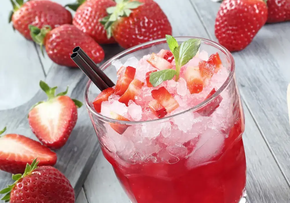 Pyszny drink z mrożonych truskawek i wódki, który musisz spróbować