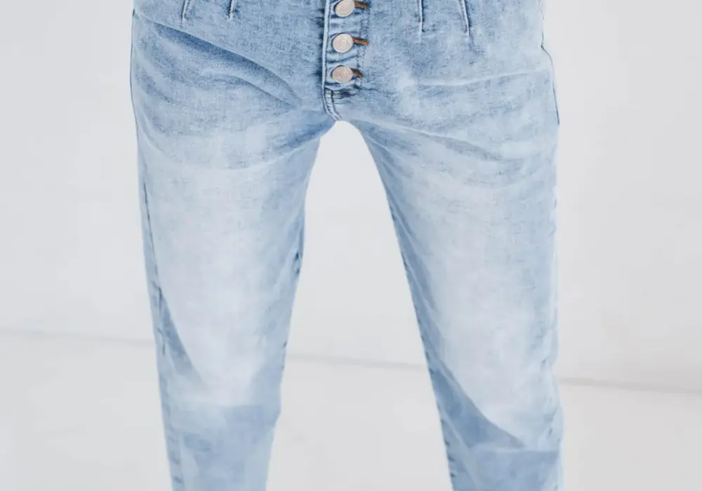 Gdzie kupić spodnie baggy damskie? Najlepsze miejsca i modele na rynku.