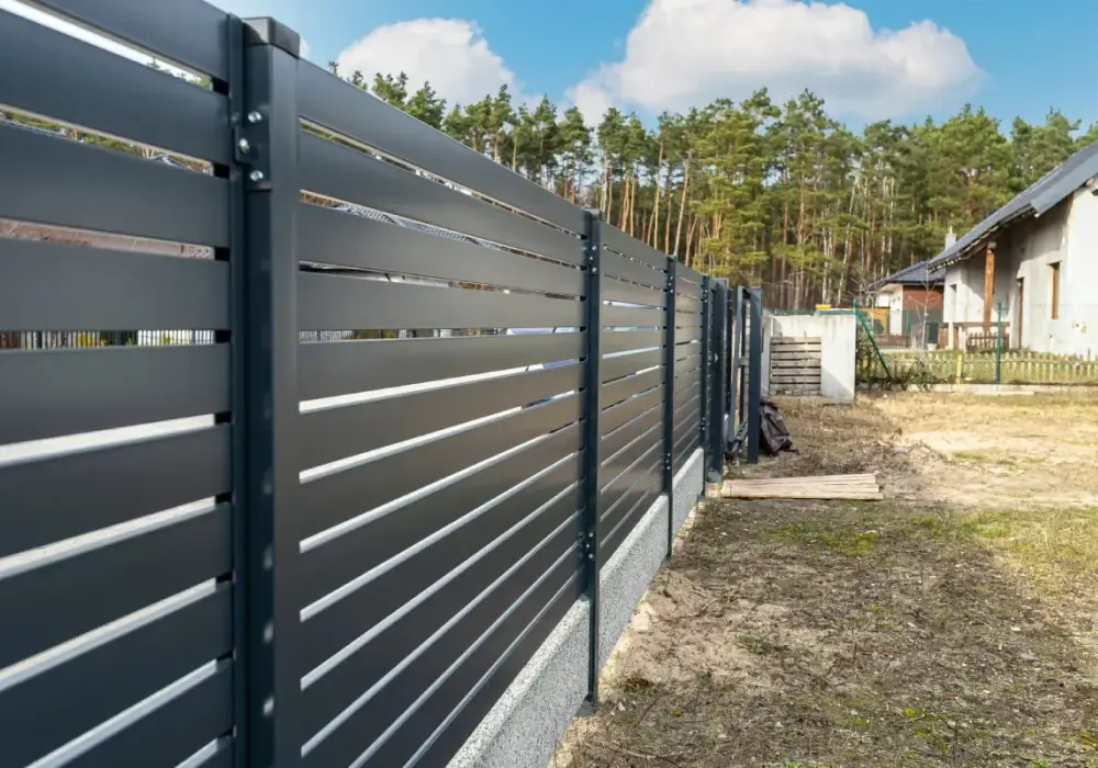 Ile kosztuje ogrodzenie działki? Poznaj zaskakujące ceny materiałów!