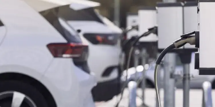 Ile czasu ładuje się samochód elektryczny? Sprawdź różnice w ładowaniu