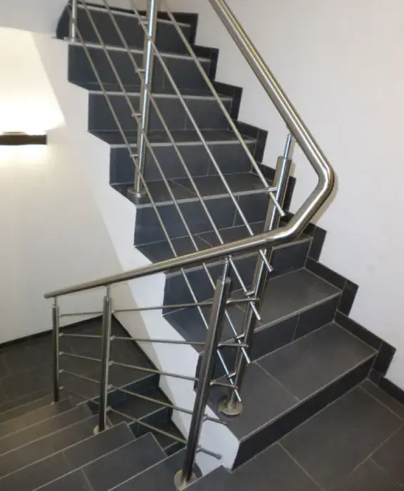 Jak zamontować balustradę na schodach: 9 kluczowych kroków