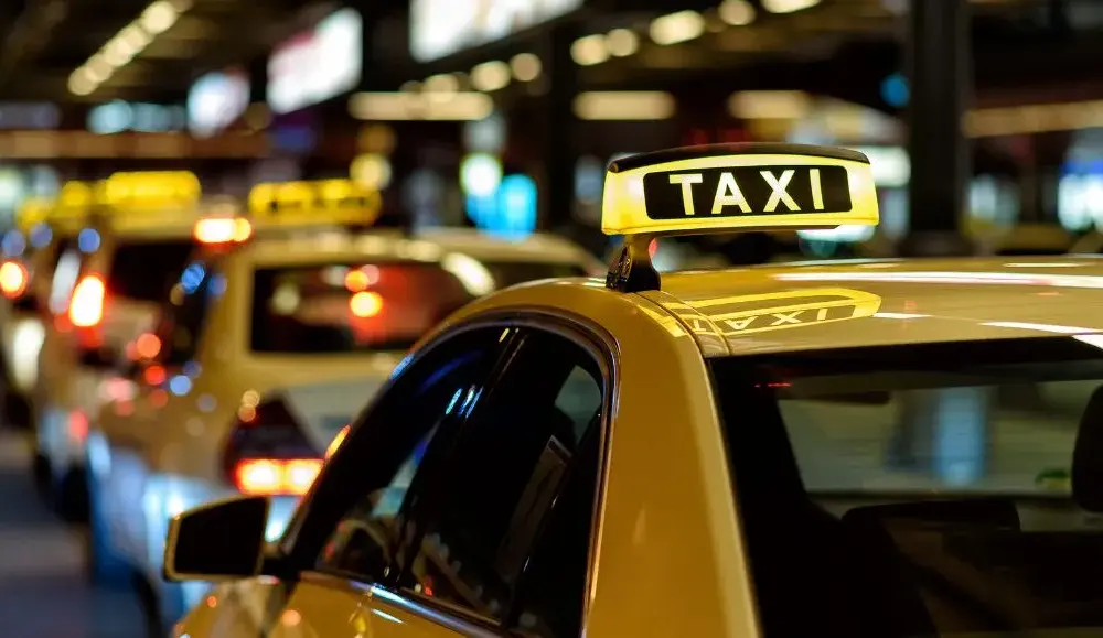 Ile kosztuje taxi z lotniska Chopina na dworzec Wschodni? Sprawdź ceny!
