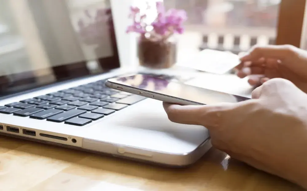 Przelewy bankowe a portfele elektroniczne – która metoda jest lepsza na platformach online?
