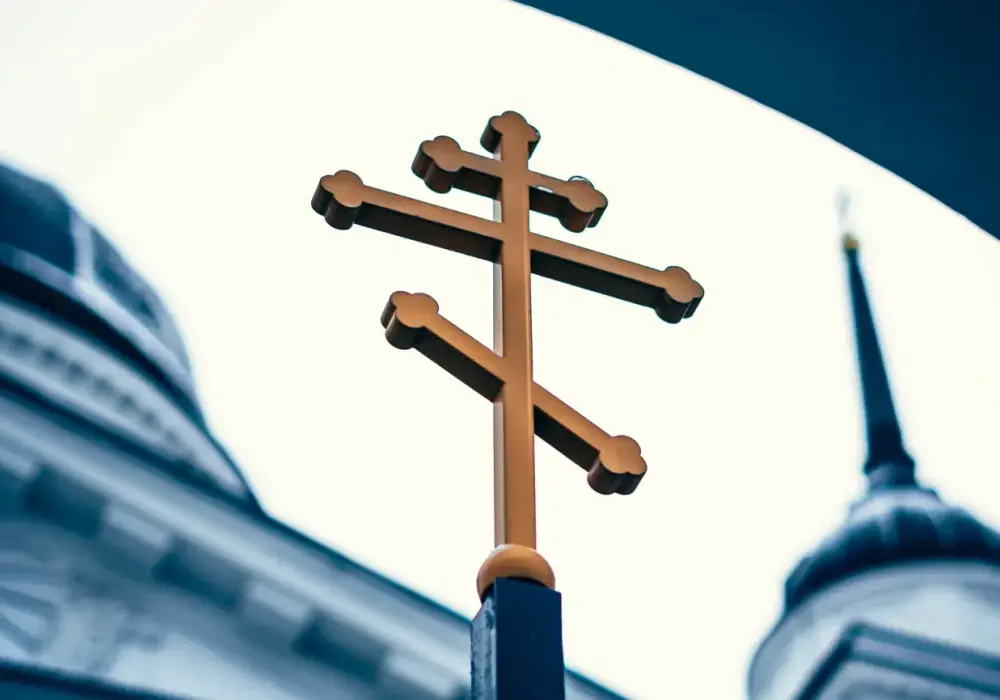 Czy katolik może nosić krzyż prawosławny? Odpowiedzi na wątpliwości