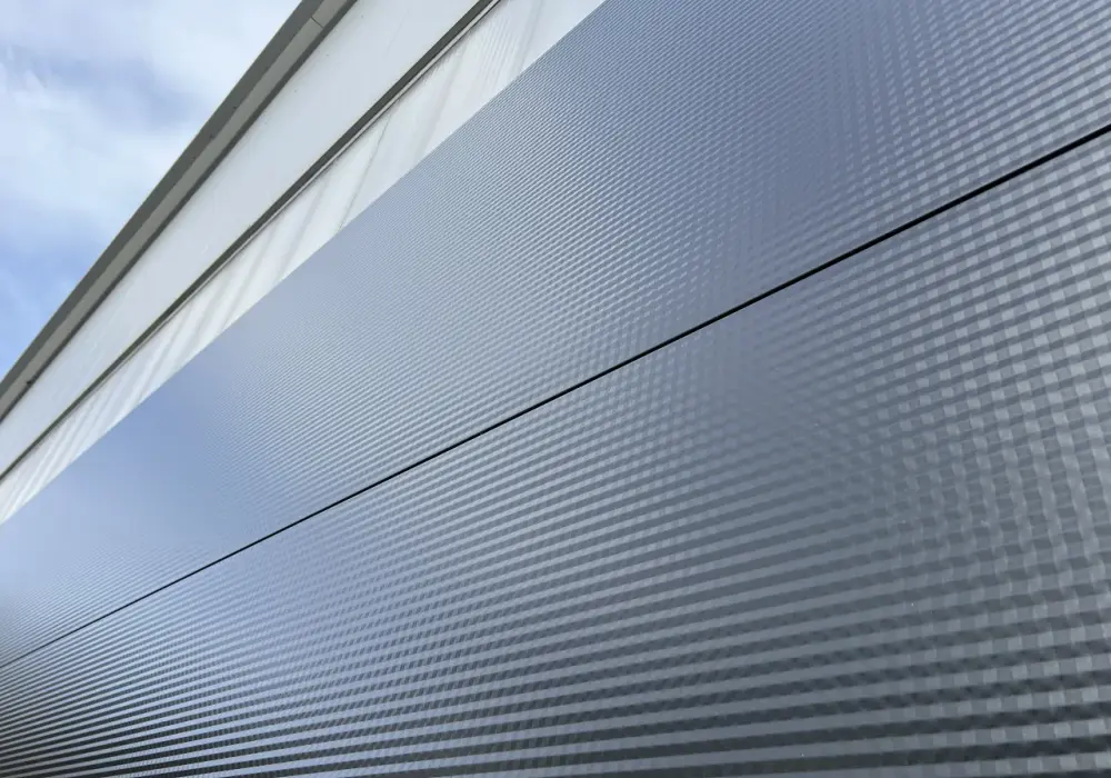Paneltech z nowym wzorem profilowania okładziny płyt warstwowych – CARBON