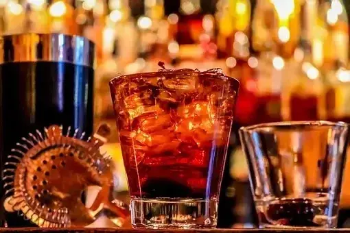 Najlepsze drinki z piwem w szklance, które zaskoczą Twoich gości
