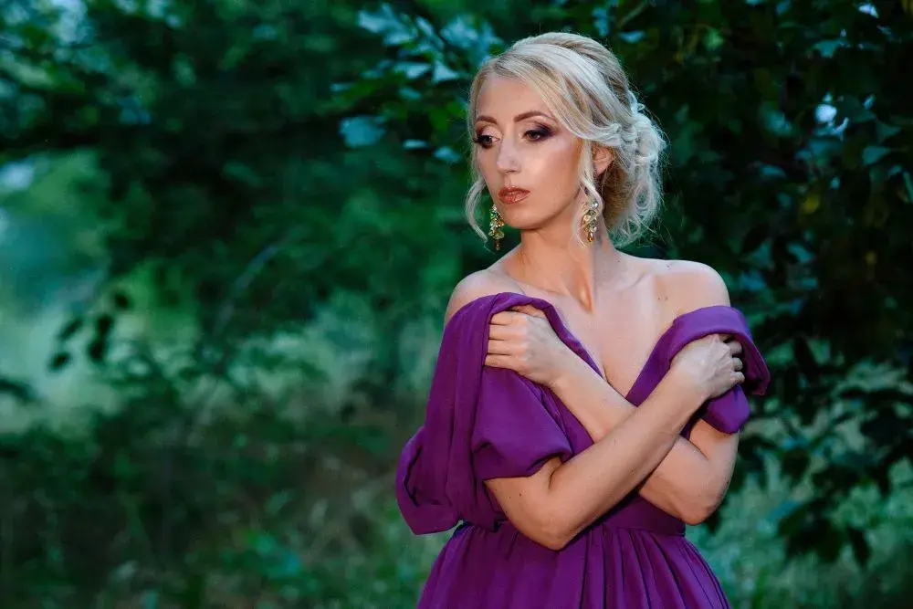 Jaka biżuteria do fioletowej sukienki, aby uniknąć modowej wpadki?