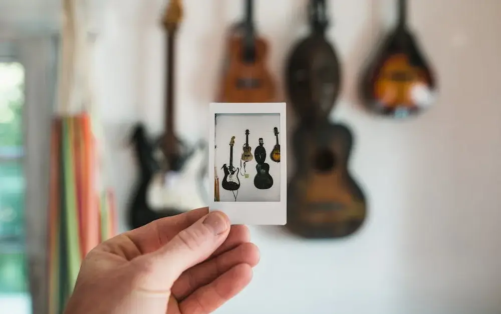 Gwizdanie w Muzyce – Jakie piosenki zaczynają się od gwizdania? 