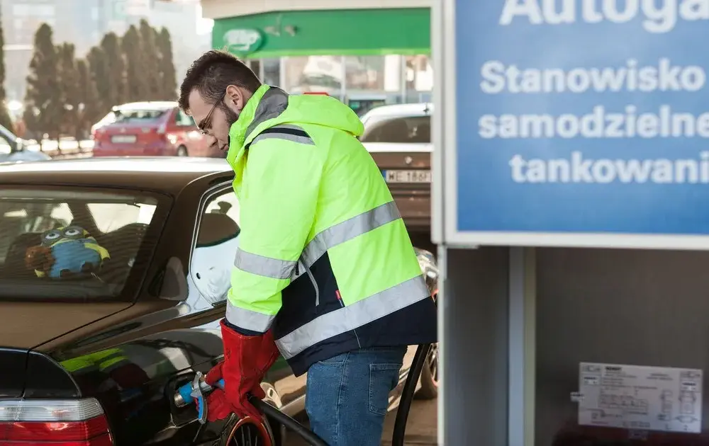 CNG i hybryda - co to jest i jakie mają zalety dla kierowców?