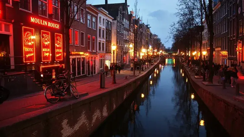 Dzielnica czerwonych latarni w Amsterdamie: najważniejsze informacje turystyczne
