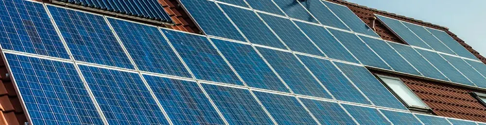 Combien rachète EDF le kWh ? Tarifs et conditions à connaître