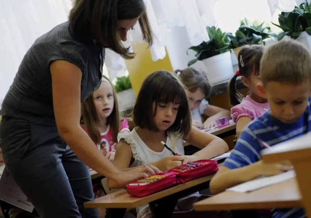 Ile zarabia pedagog szkolny? Zarobki i czynniki wpływające