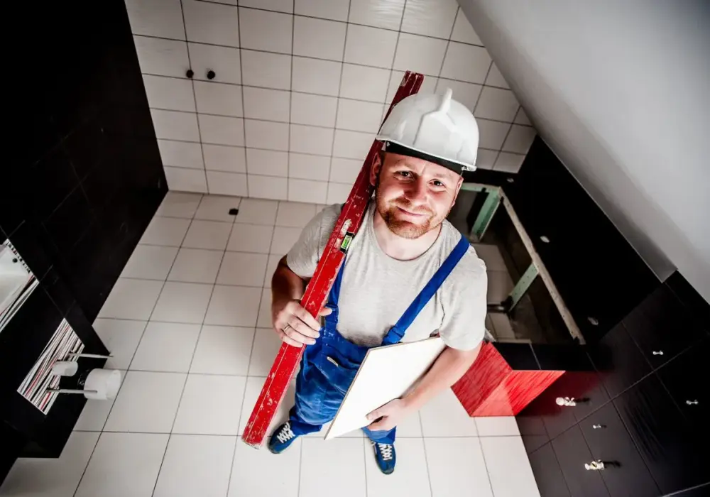 Kto ułoży płytki ceramiczne w łazience? Znajdź fachowca bez stresu