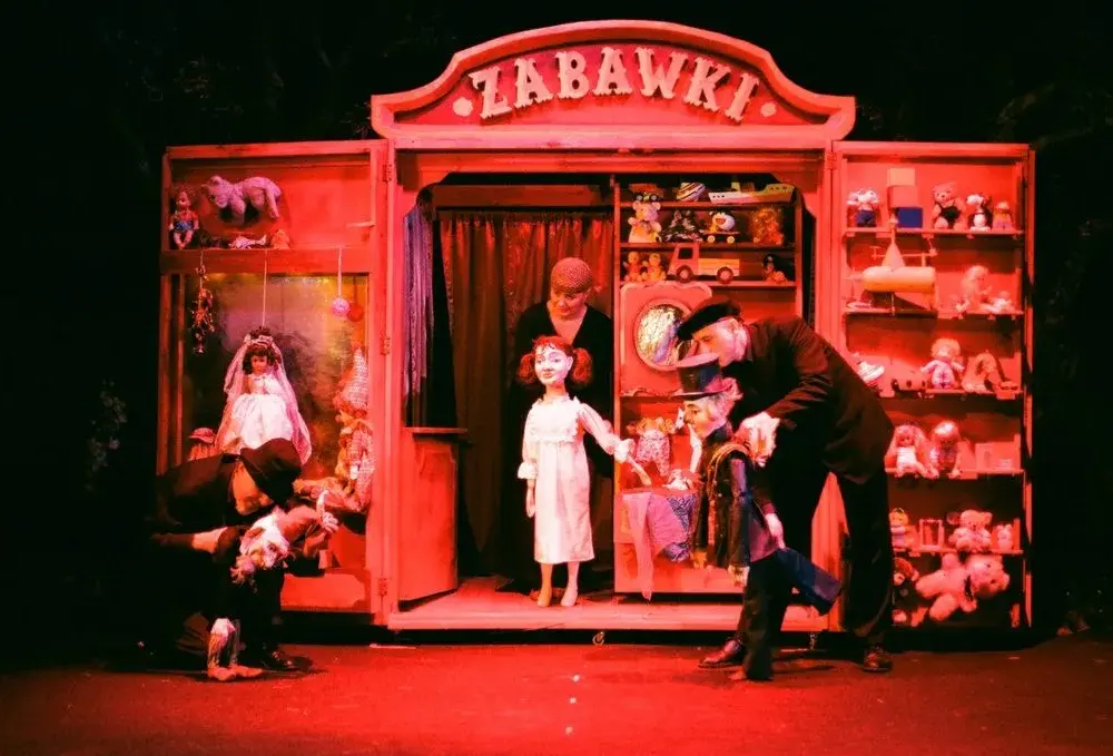 Spektakle teatr online: Odkryj najlepsze przedstawienia w sieci