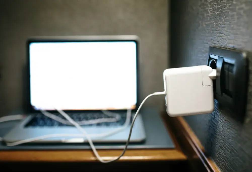 Ile prądu zużywa laptop na godzinę? Zaskakujące fakty o energii