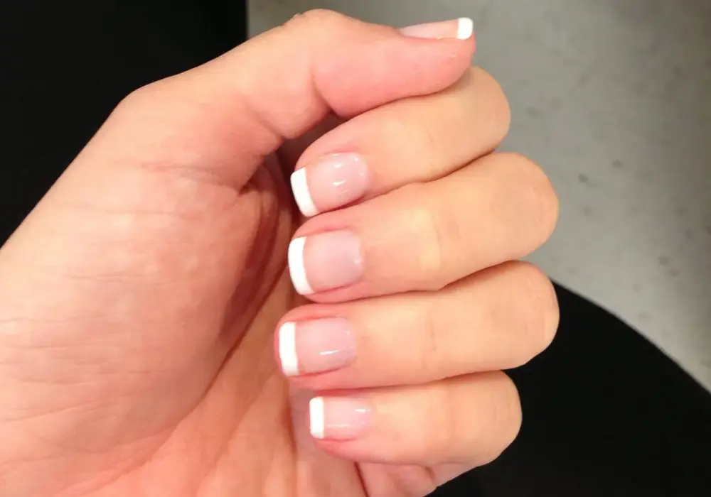 Jakie kolory do shellac french manicure wybrać? Modne i klasyczne odcienie