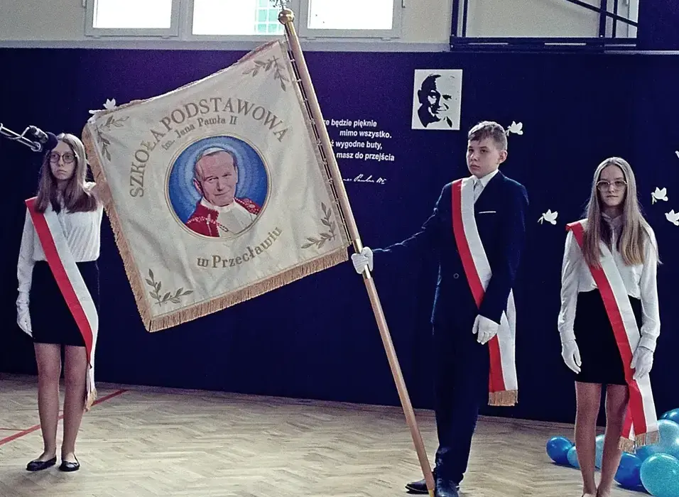 Ile waży sztandar szkolny? Zaskakujące różnice w wagach flag szkolnych