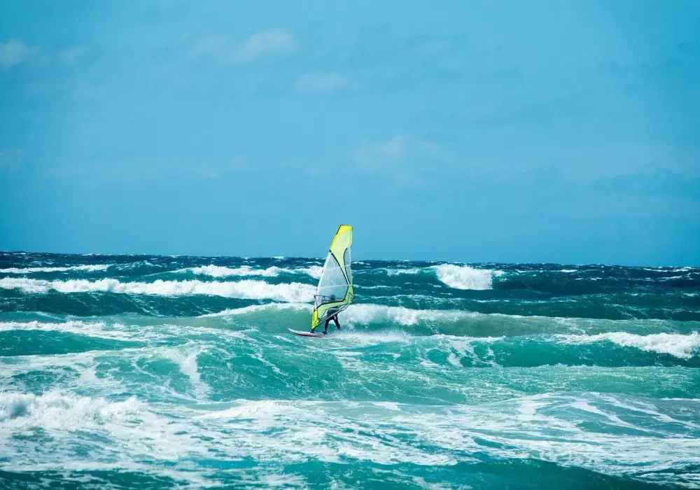 Windsurfing jaki żagiel na jaki wiatr – wybierz idealny sprzęt na każdą pogodę