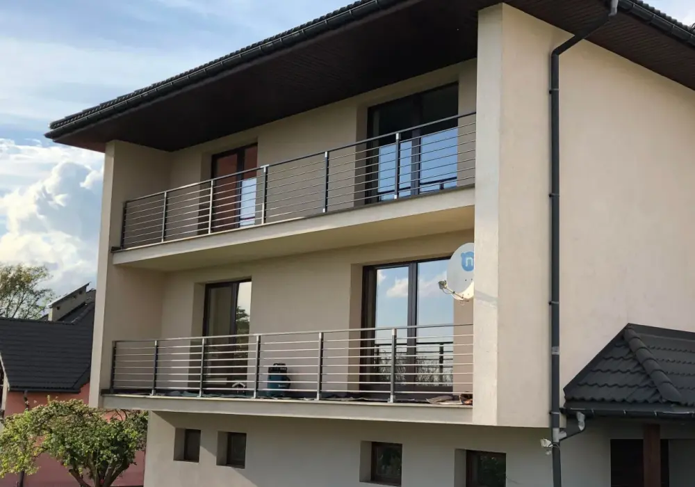 Jaka wysokość balustrady na balkonie zapewnia bezpieczeństwo dzieci?