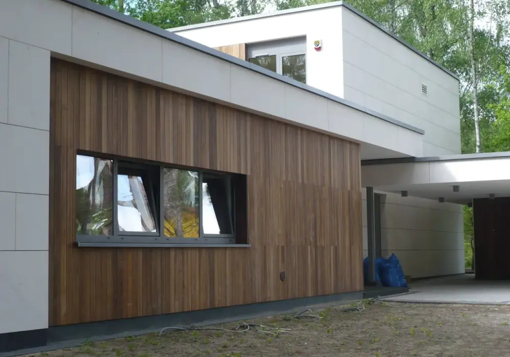 Jak wykonać elewację drewnianą pionową: prosty poradnik