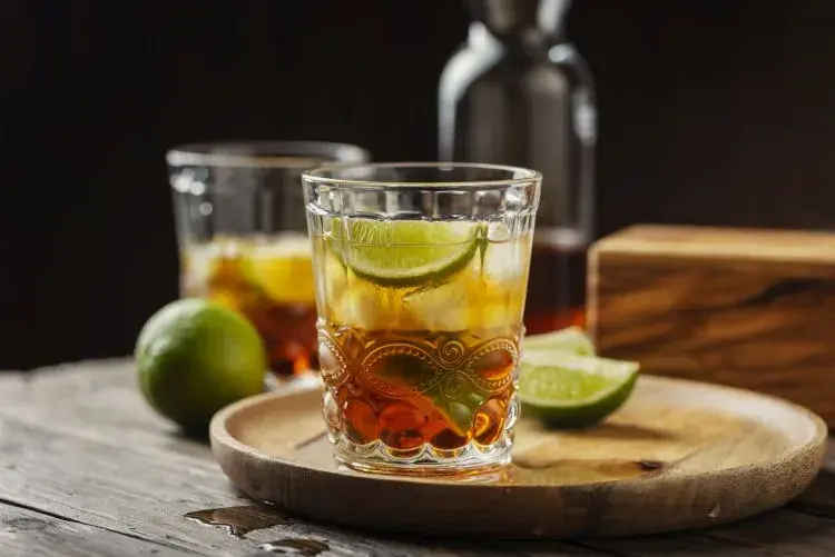 Najlepsze drinki z białym rumem, które zachwycą Twoich gości